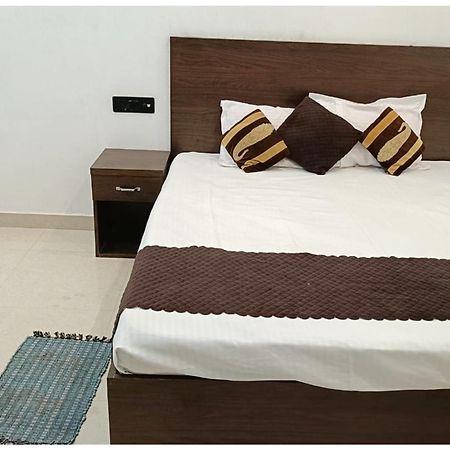 Hotel Aparna Grand Near Ram Janam Bhoomi And Temple - Fully Air Conditioned - Free Wifi Available - Best Budget Hotel In Ayodhya Екстериор снимка