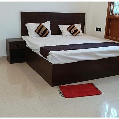 Hotel Aparna Grand Near Ram Janam Bhoomi And Temple - Fully Air Conditioned - Free Wifi Available - Best Budget Hotel In Ayodhya Екстериор снимка