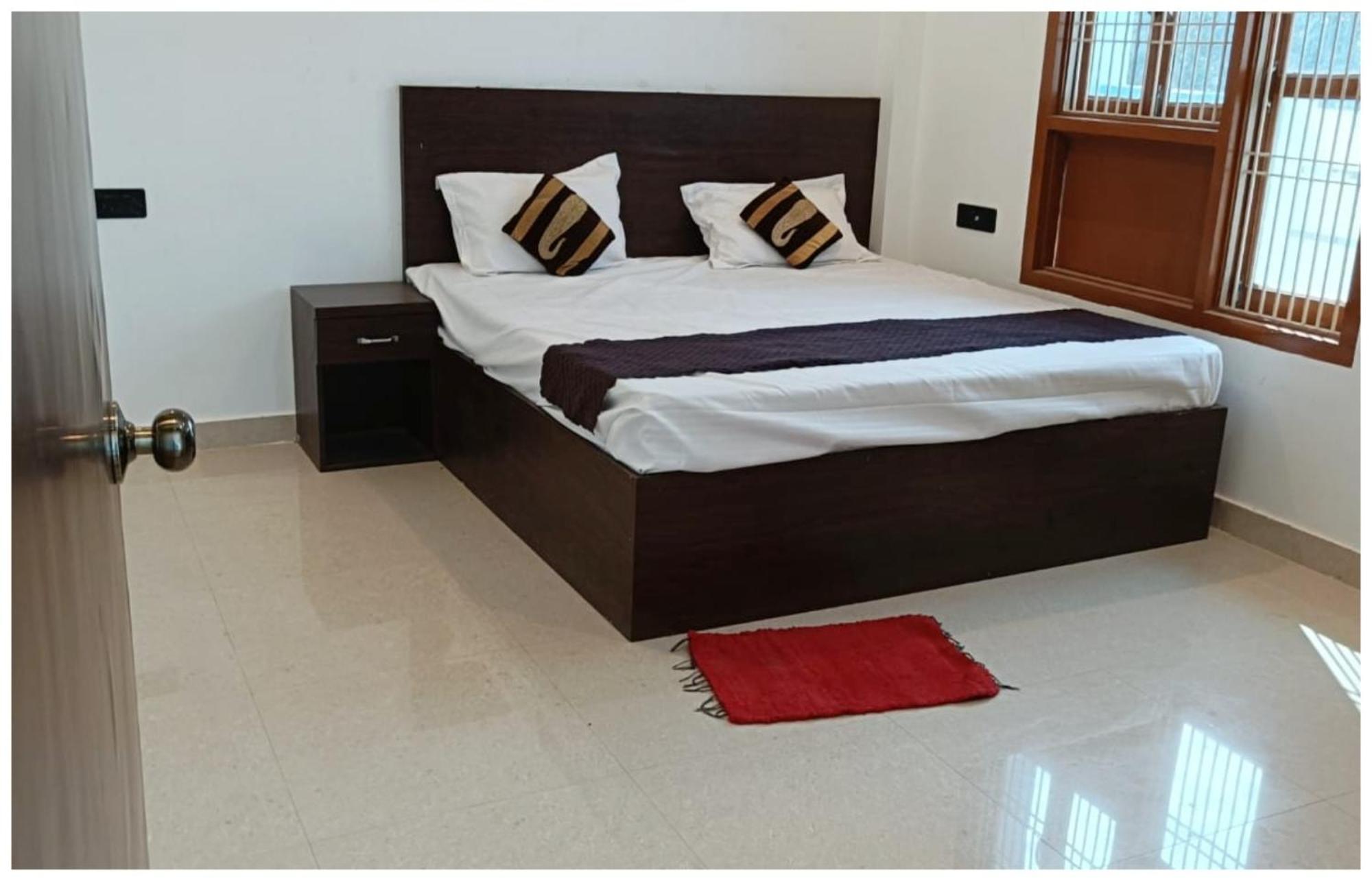Hotel Aparna Grand Near Ram Janam Bhoomi And Temple - Fully Air Conditioned - Free Wifi Available - Best Budget Hotel In Ayodhya Екстериор снимка
