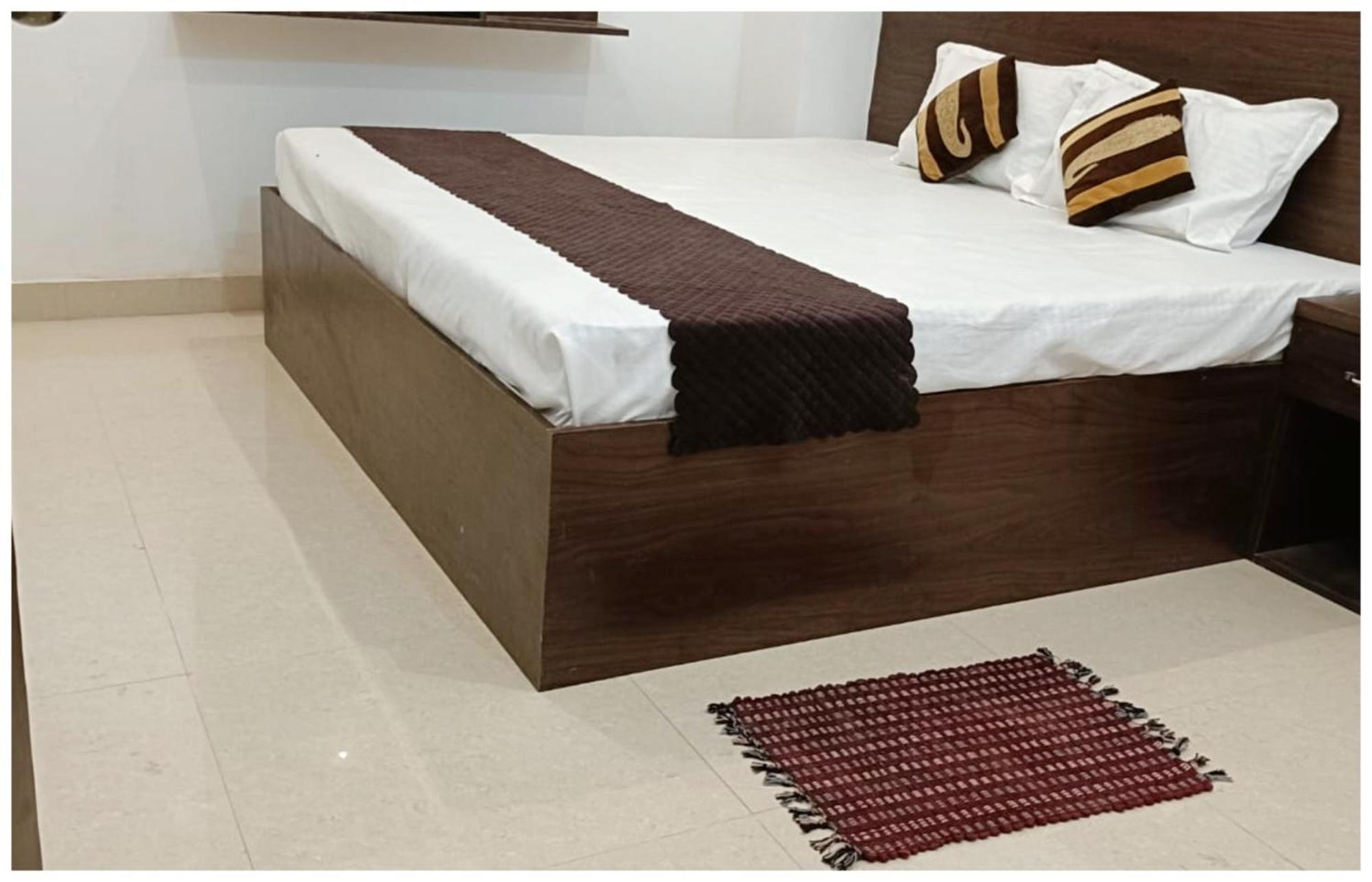 Hotel Aparna Grand Near Ram Janam Bhoomi And Temple - Fully Air Conditioned - Free Wifi Available - Best Budget Hotel In Ayodhya Екстериор снимка