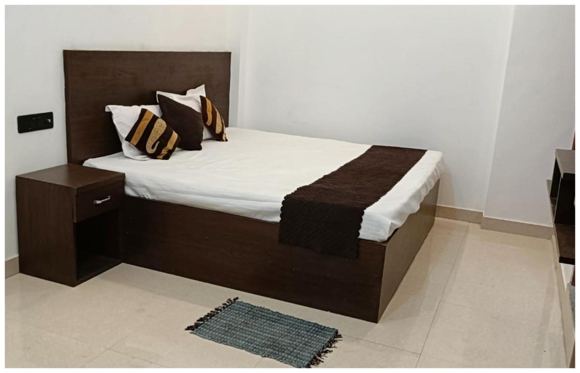 Hotel Aparna Grand Near Ram Janam Bhoomi And Temple - Fully Air Conditioned - Free Wifi Available - Best Budget Hotel In Ayodhya Екстериор снимка