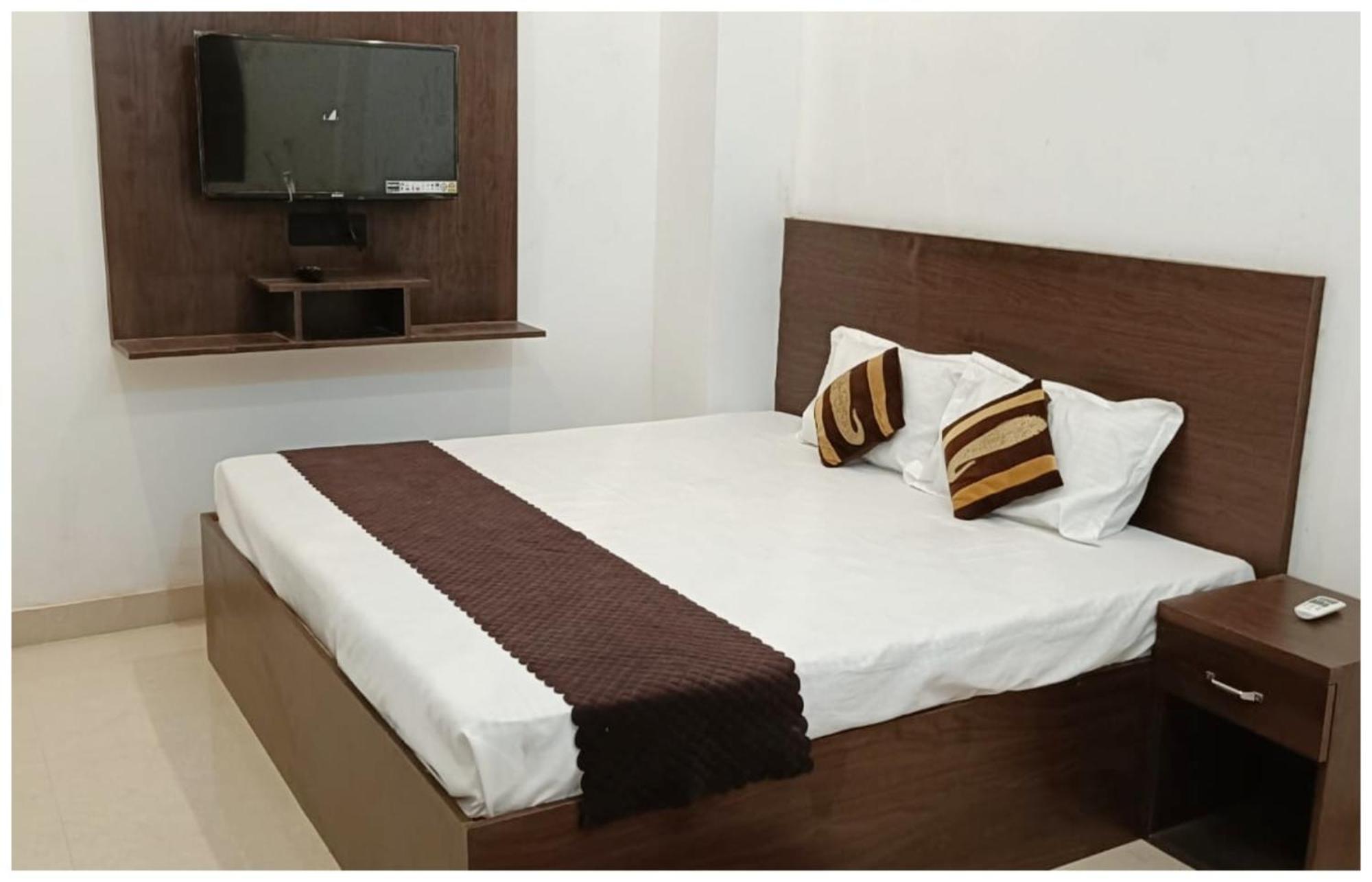Hotel Aparna Grand Near Ram Janam Bhoomi And Temple - Fully Air Conditioned - Free Wifi Available - Best Budget Hotel In Ayodhya Екстериор снимка